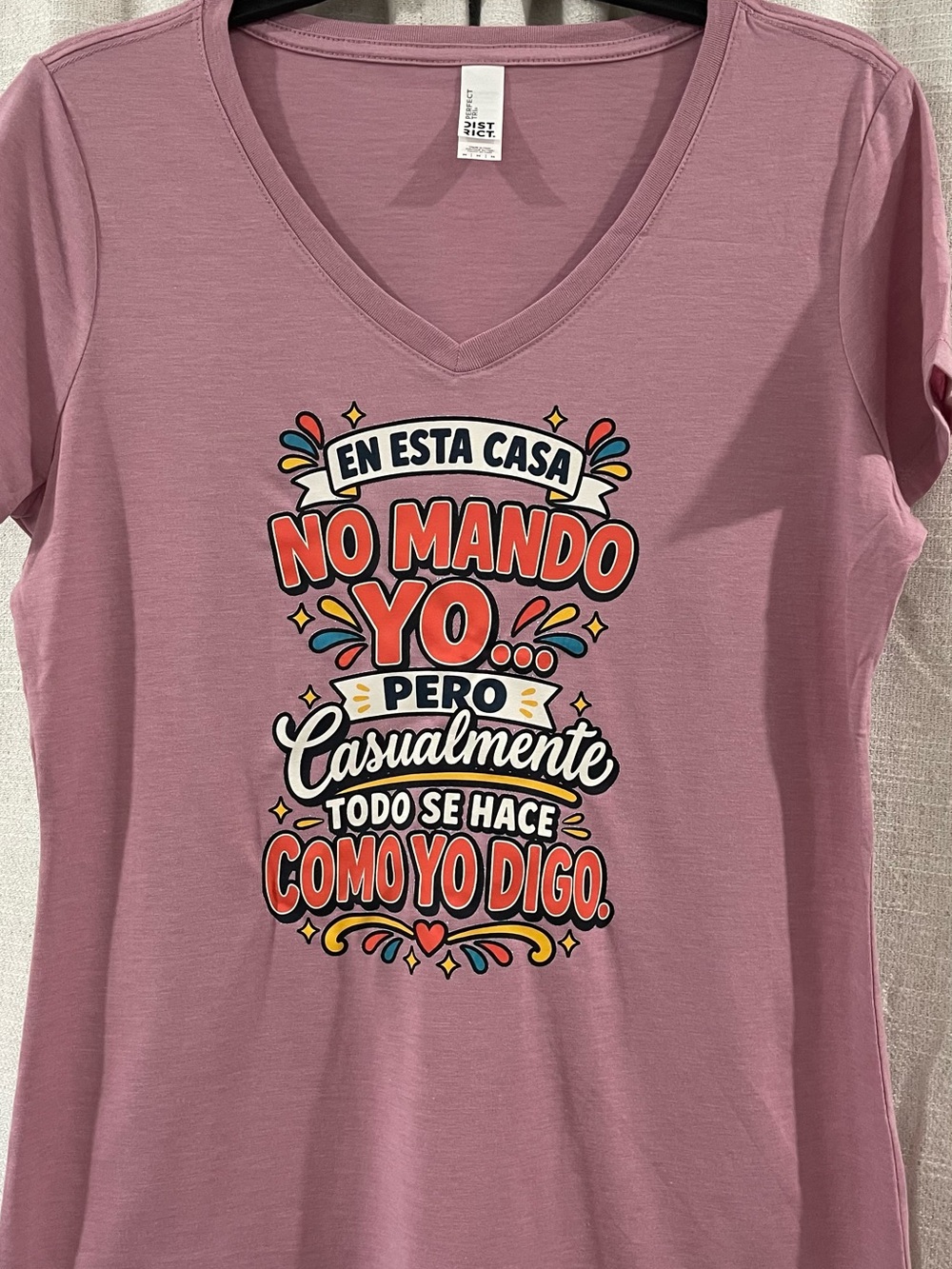 Women’s Spanish Graphic V-Neck T-Shirt – Mauve – Size Medium
